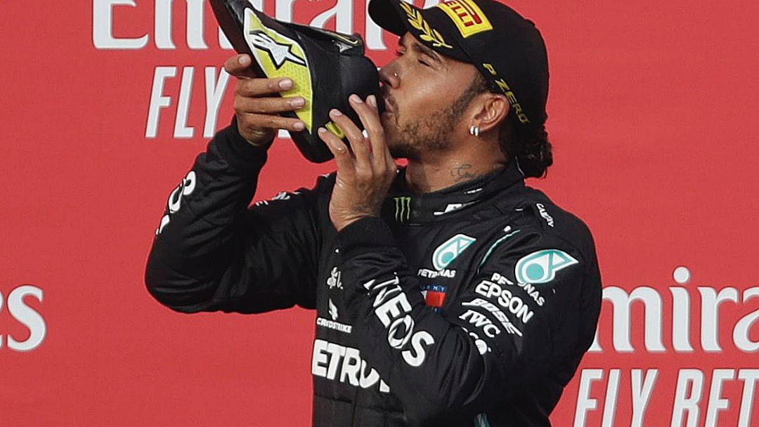 Hamilton ganha em &Iacute;mola e fica a uma corrida do hepta da F&oacute;rmula 1