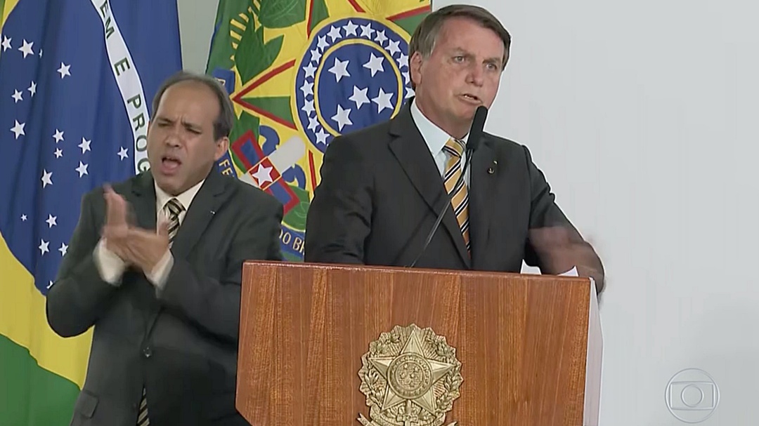 Brasil tem de deixar de ser 'pa&iacute;s de maricas' e enfrentar pandemia 'de peito aberto', diz Bolsonaro