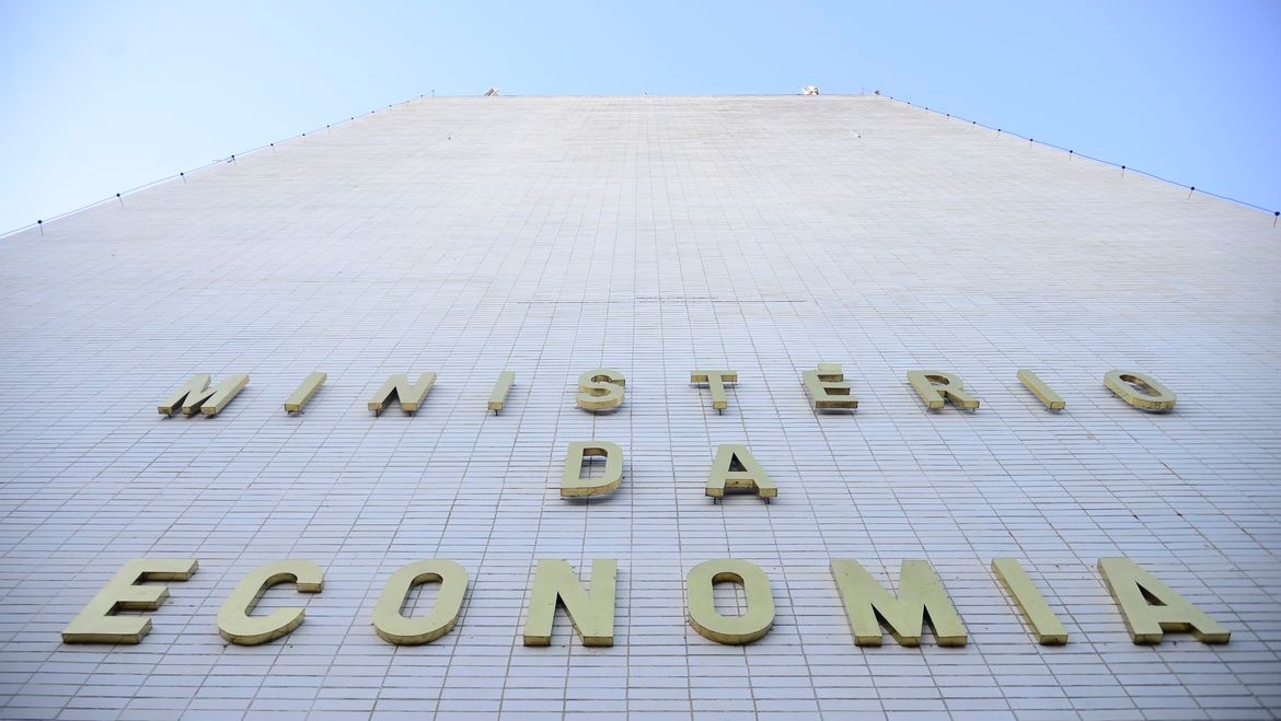 Minist&eacute;rio melhora previs&atilde;o de queda da economia
