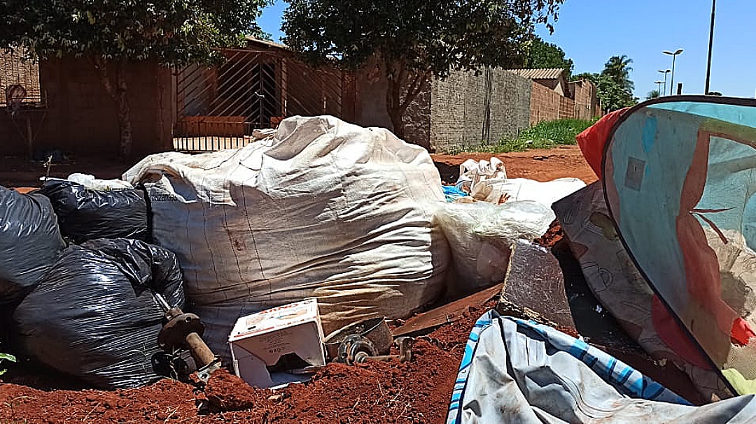 Moradores reclamam do descarte irregular de lixo dom&eacute;stico em frente de condom&iacute;nio