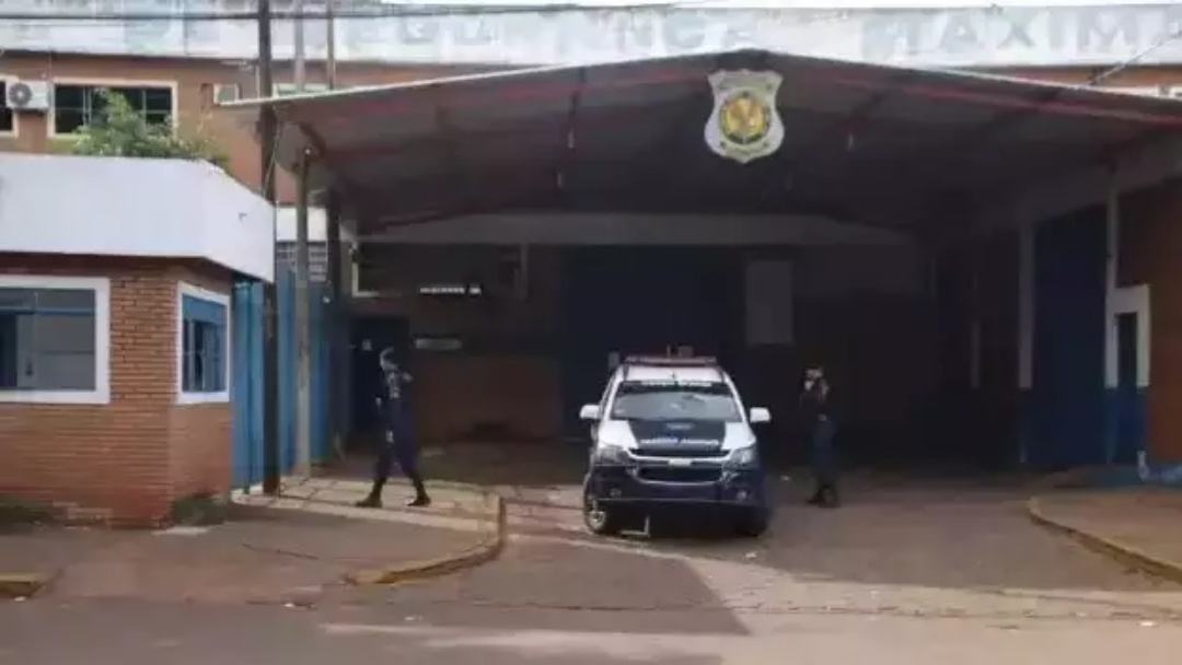 Preso é flagrado com 26 litros de bebida em cela e tenta subornar policial