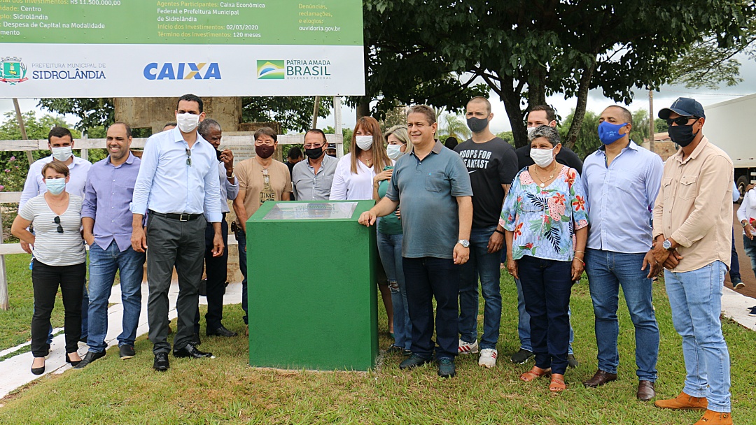 Prefeito inaugura pista de caminhada no canteiro central da Antero Lemes no Jandaia