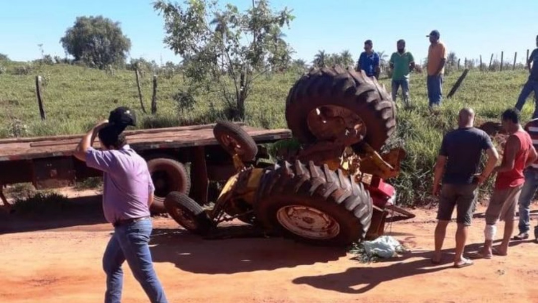 Homem morre esmagado por trator quando manobrava maquinário em cima de caminhão