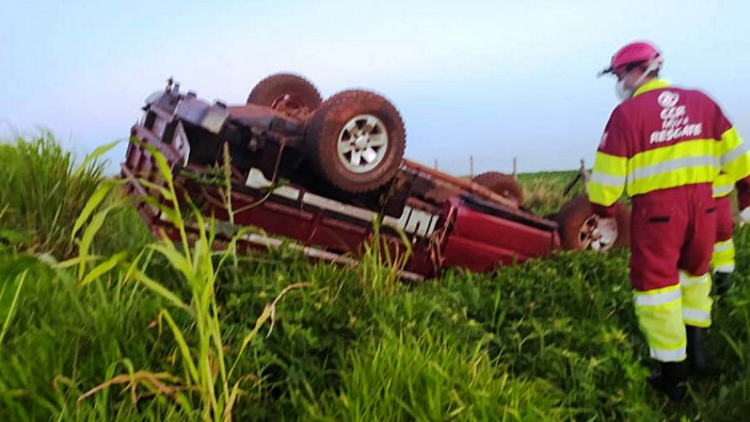 Mulher morre após caminhonete sair da pista e capotar em rodovia