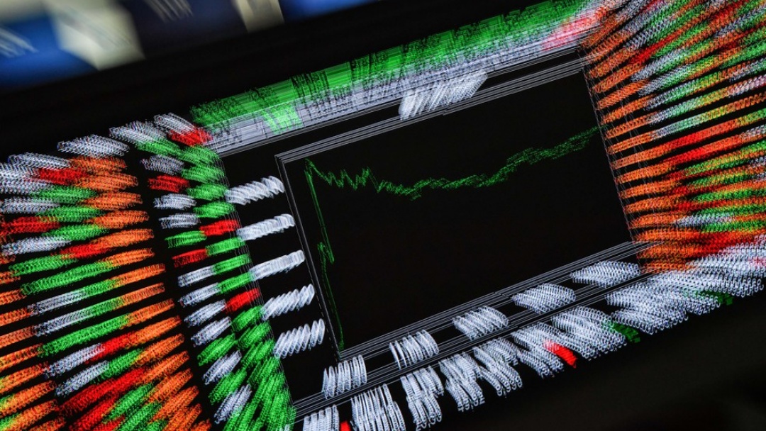 Bovespa opera em alta e zera as perdas no ano