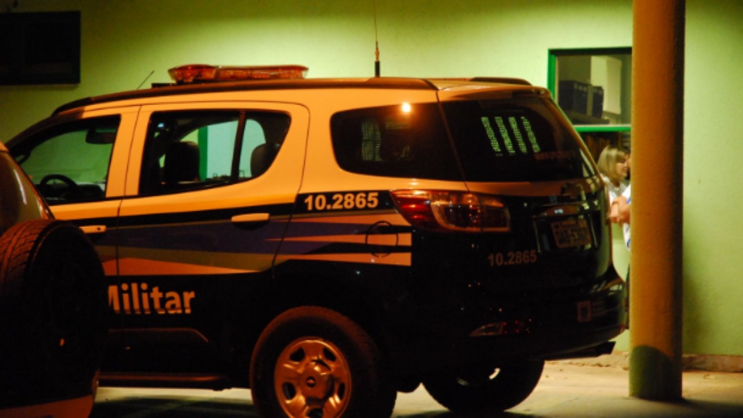 Homem estava algemado quando atirou em ex-mulher e se matou dentro de viatura