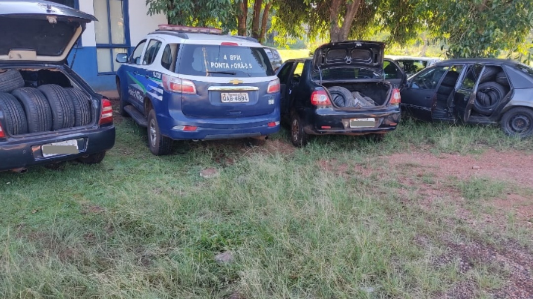 Comboio de veículos é apreendido com pneus contrabandeados do Paraguai