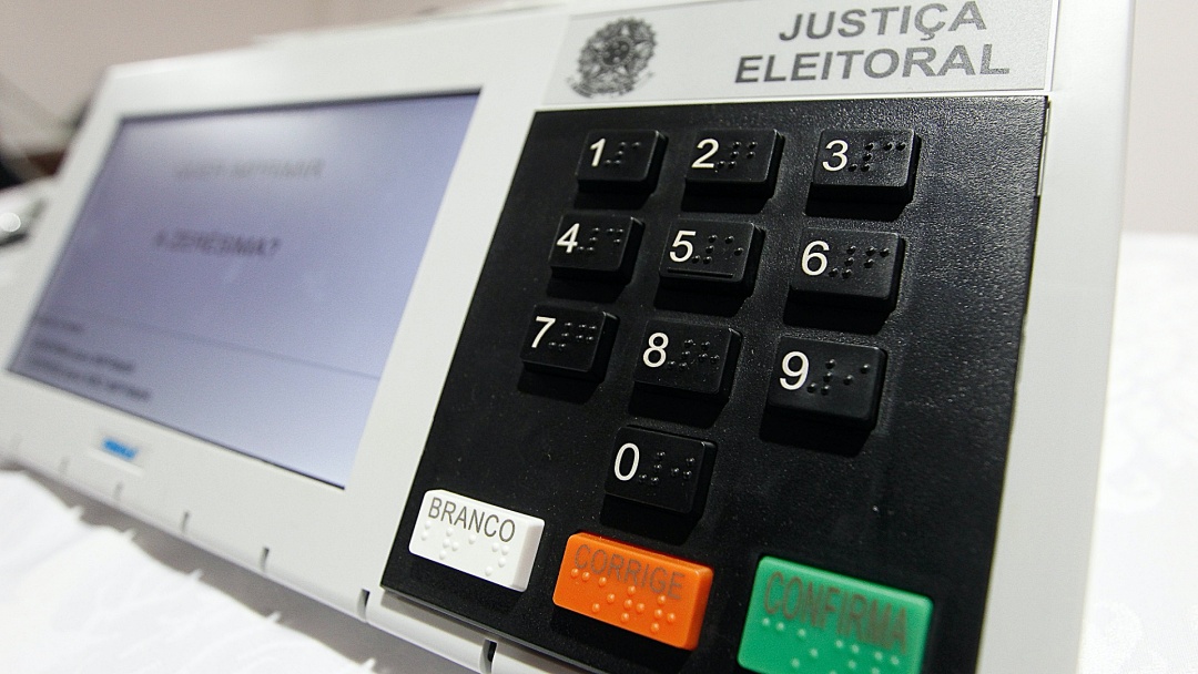 18 em cada 100 vereadores eleitos não têm nem Ensino Médio