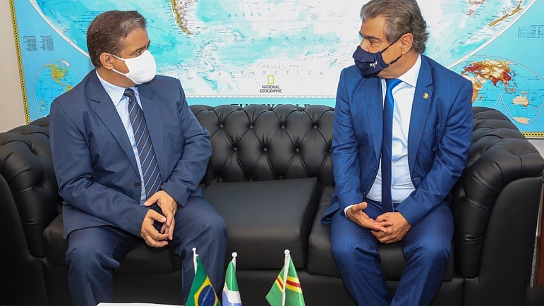 Prefeito aconselha futuro interino a não se deslumbrar com o poder e seguir a lei