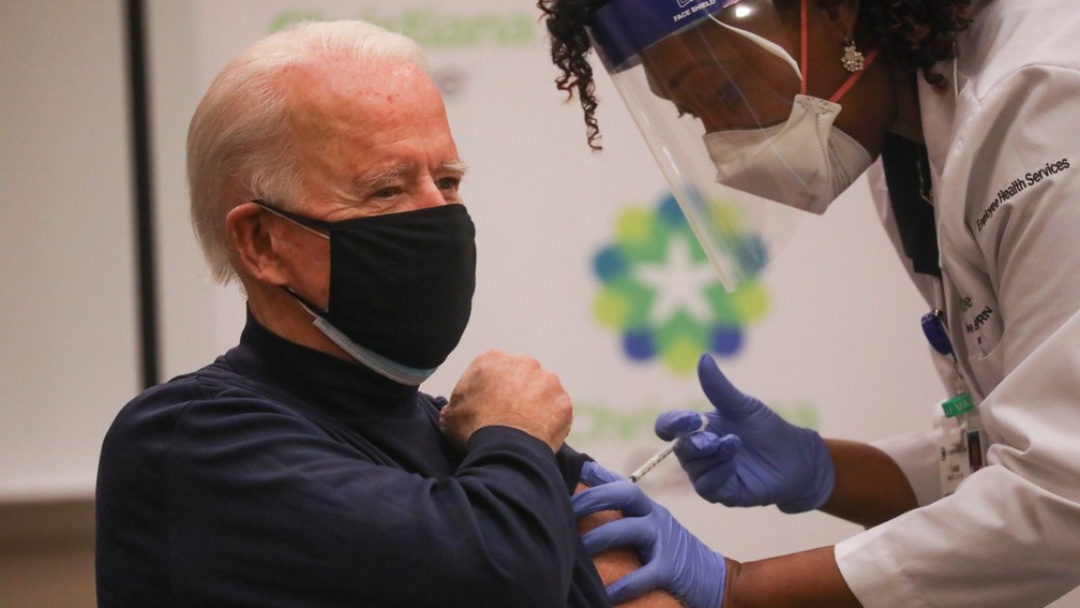 Joe Biden recebe 1&ordf; dose de vacina contra a Covid-19