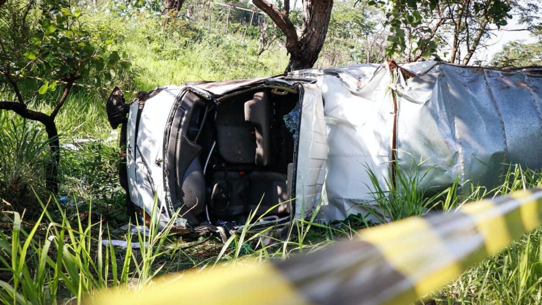Motorista morre ao perder controle de caminhão-baú, capotar e bater em árvore