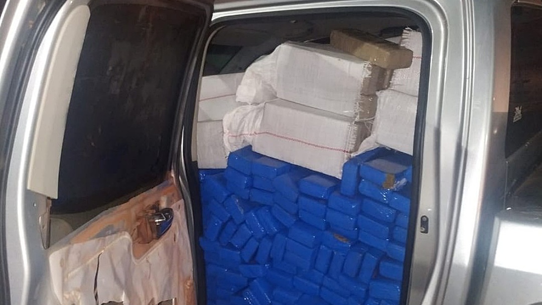 Caminhonete furtada em MG é encontrada em MS lotada de droga e motorista de 21 anos é preso