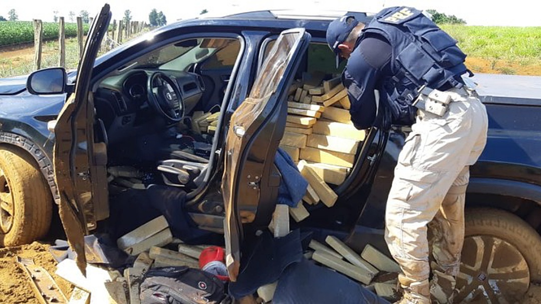 Motorista tomba "Toro" com 1 tonelada de maconha, ao fugir da PRF em Sidrolândia