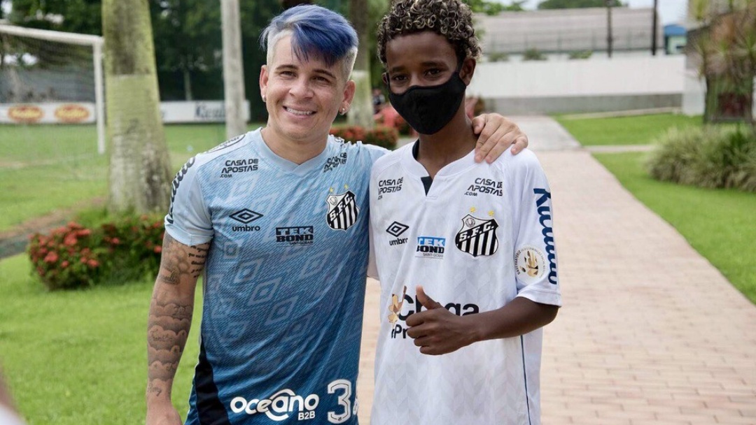 Garoto de 11 anos v&iacute;tima de inj&uacute;ria racial posa para foto com Marinho e Soteldo, do Santos