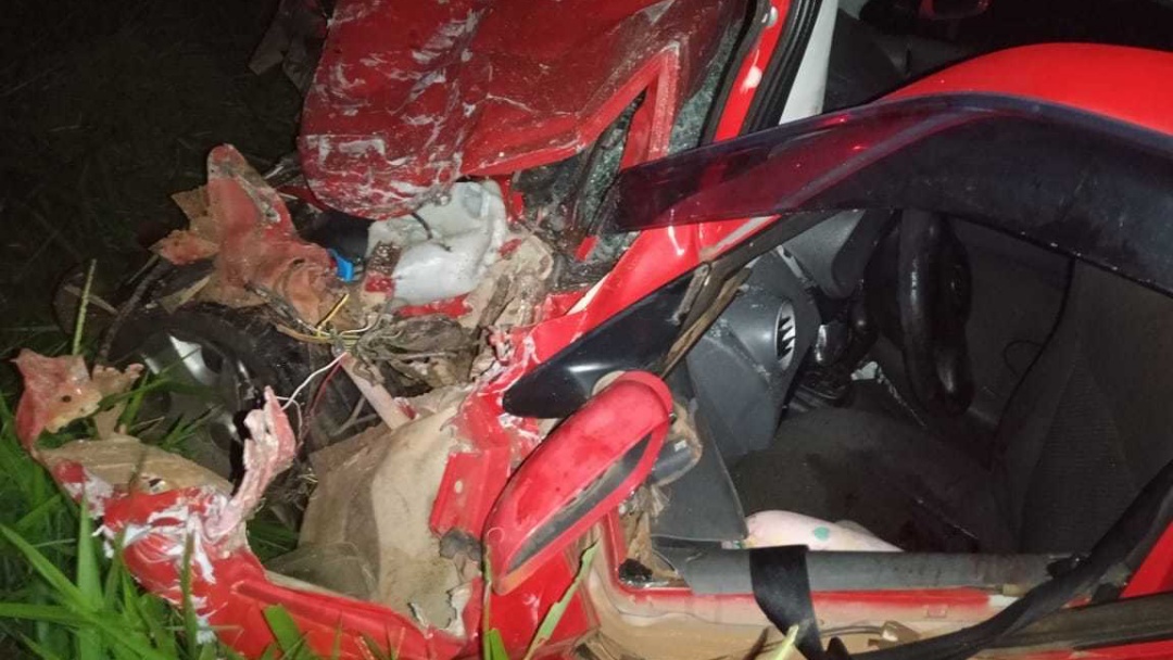 Colisão entre carro e carreta deixa quatro feridos na MS-306