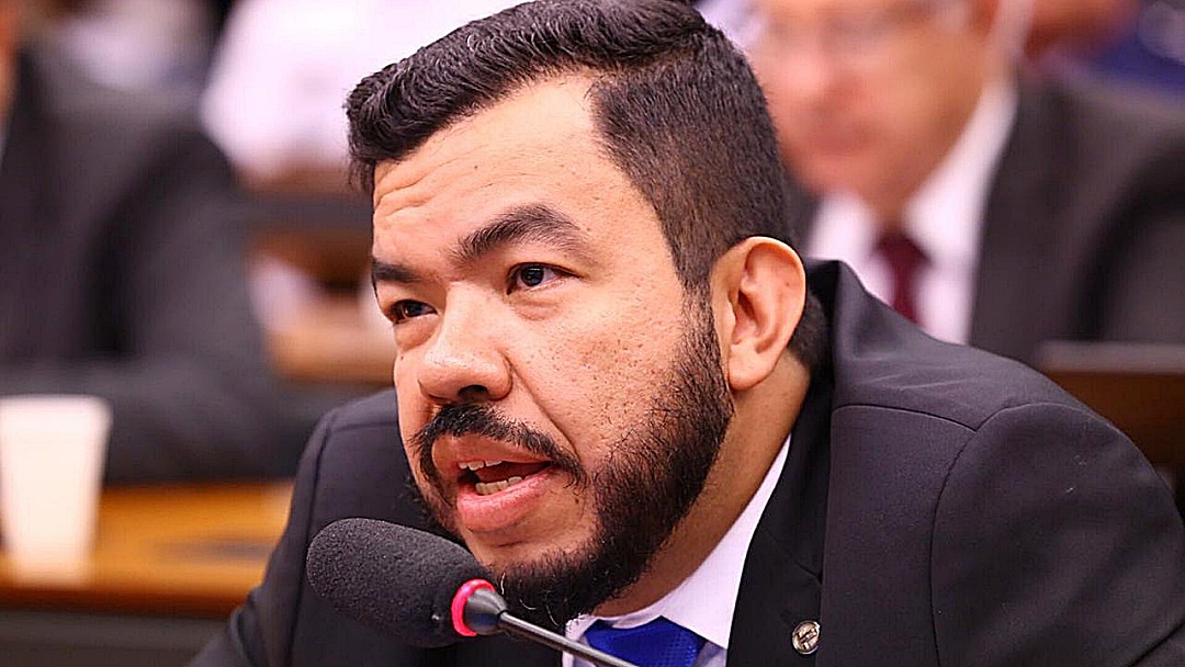 Deputado usa dinheiro público para pagar aluguel de casa para família