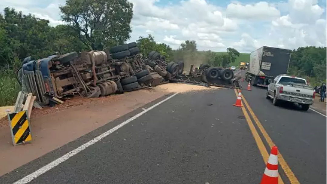 Mãe e filho morrem após carreta carregada de farelo de soja tombar em curva