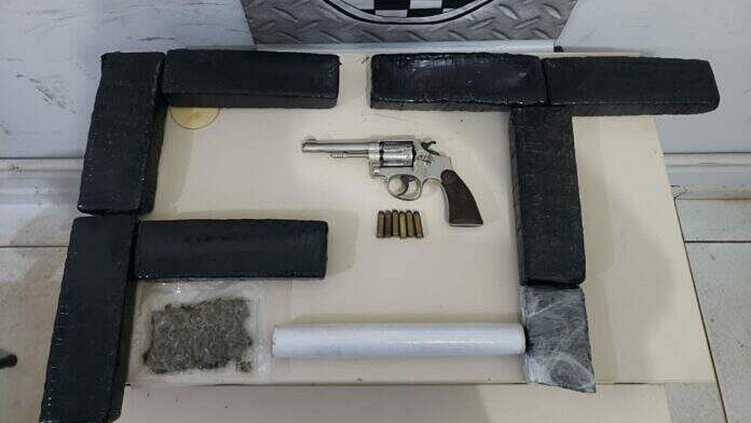 No porta-malas de viatura, homem ameaça PM com revólver mas é morto a tiros