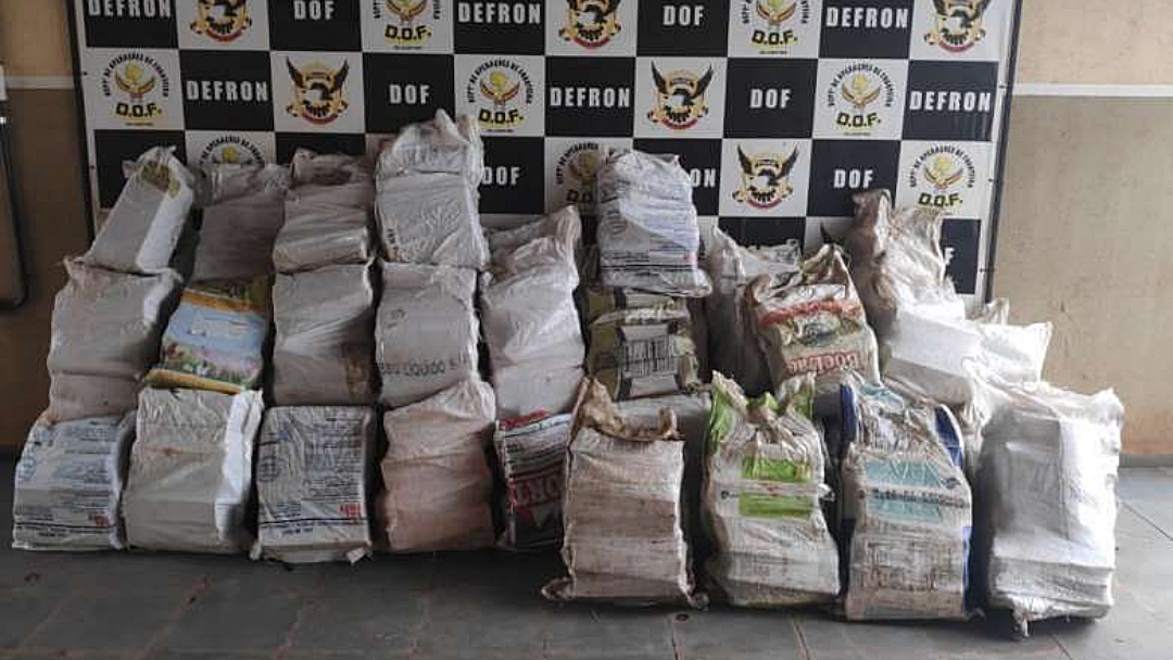 Pol&iacute;cia fecha dep&oacute;sito com mais de duas toneladas de drogas e prende quatro