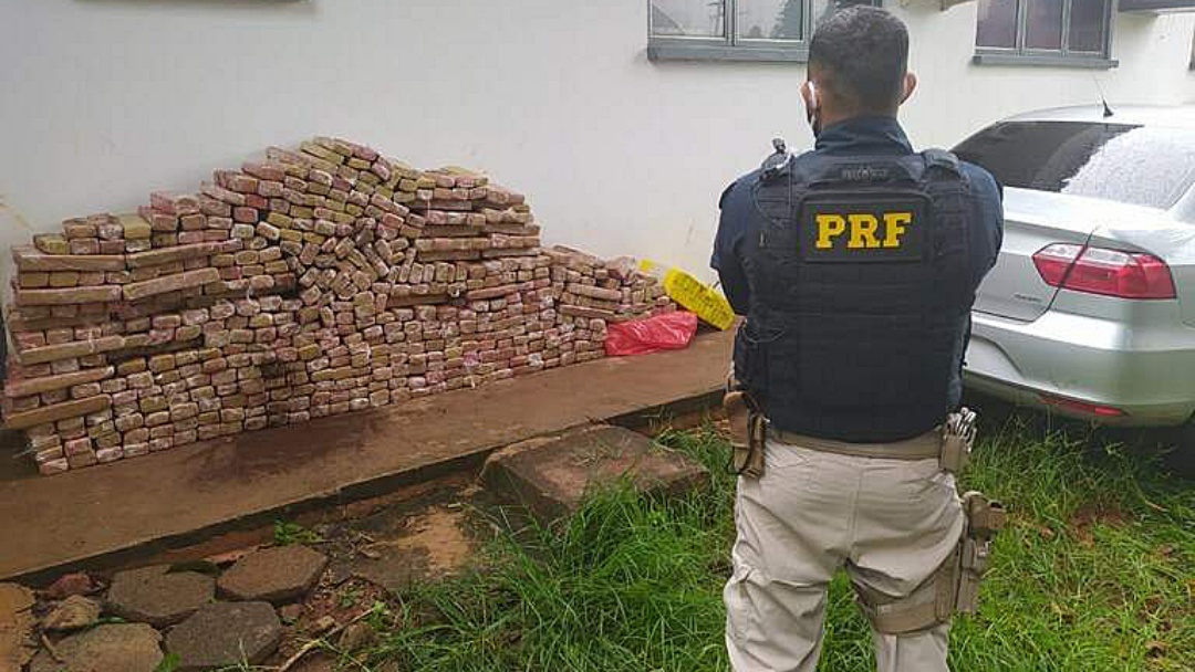 Adolescente &eacute; apreendido transportando quase meia tonelada de maconha em ve&iacute;culo