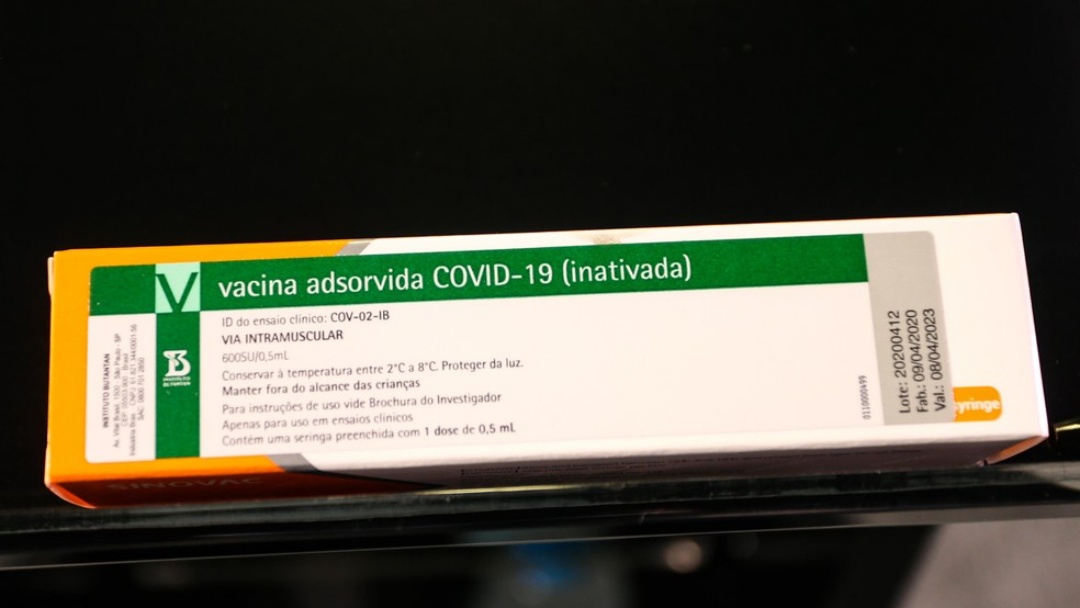 Butantan assina contrato com Minist&eacute;rio da Sa&uacute;de para fornecer doses da CoronaVac