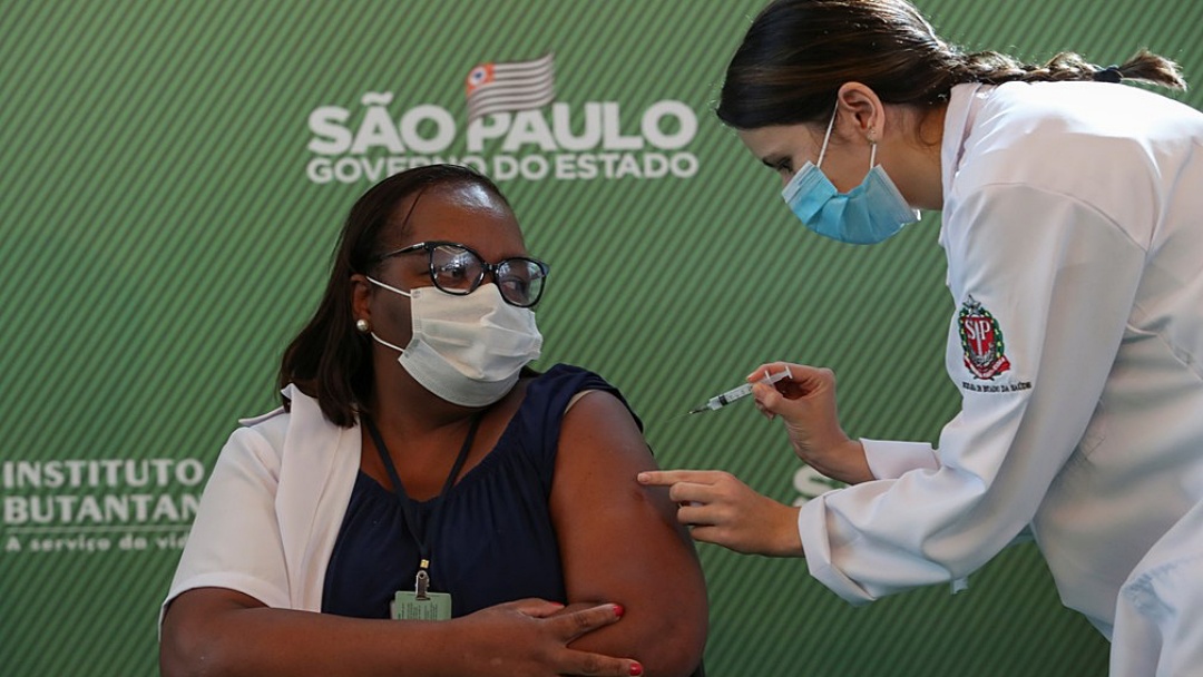Enfermeira &eacute; 1&ordf; a receber vacina no Brasil: &#039;N&atilde;o tenham medo&#039;