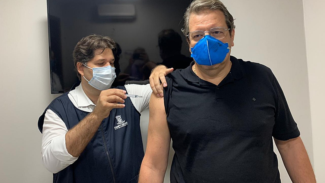'Em breve estaremos todos bem', diz médico Sérgio Ocampos vacinado contra Covid-19