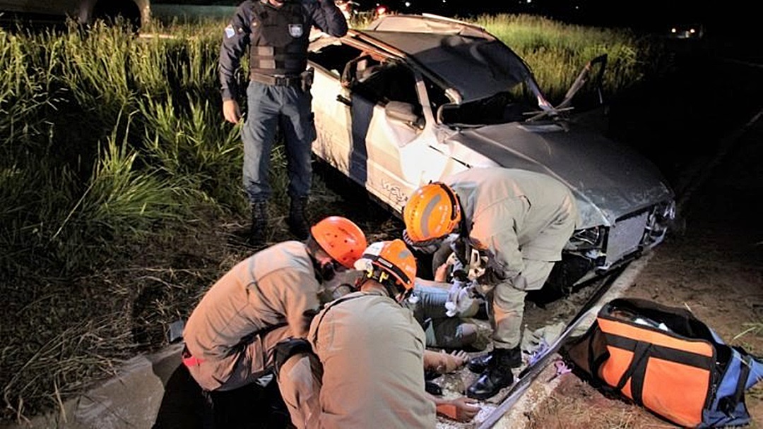 Motorista fica gravemente ferido ap&oacute;s perder controle e capotar carro na MS-134