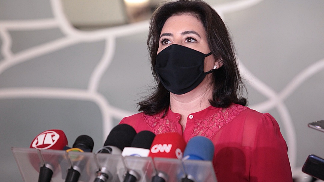 Tra&iacute;da por caciques, Simone mant&eacute;m candidatura e cogita deixar MDB