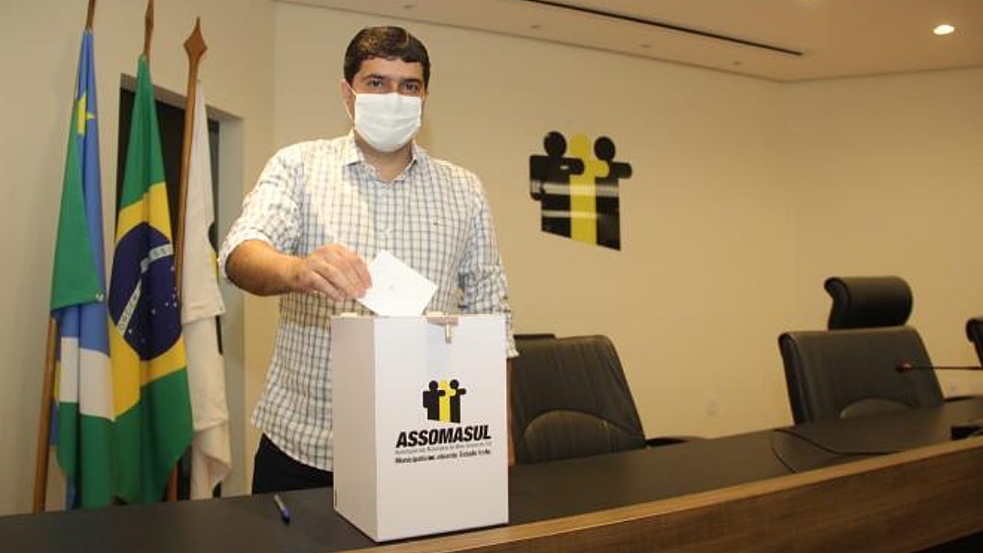 Prefeito “fura fila” da vacina é eleito presidente da Assomasul