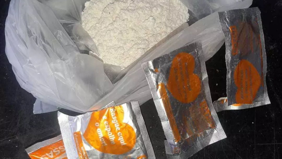 M&atilde;e &eacute; presa tentando levar coca&iacute;na em embalagens de sazon para filho preso  