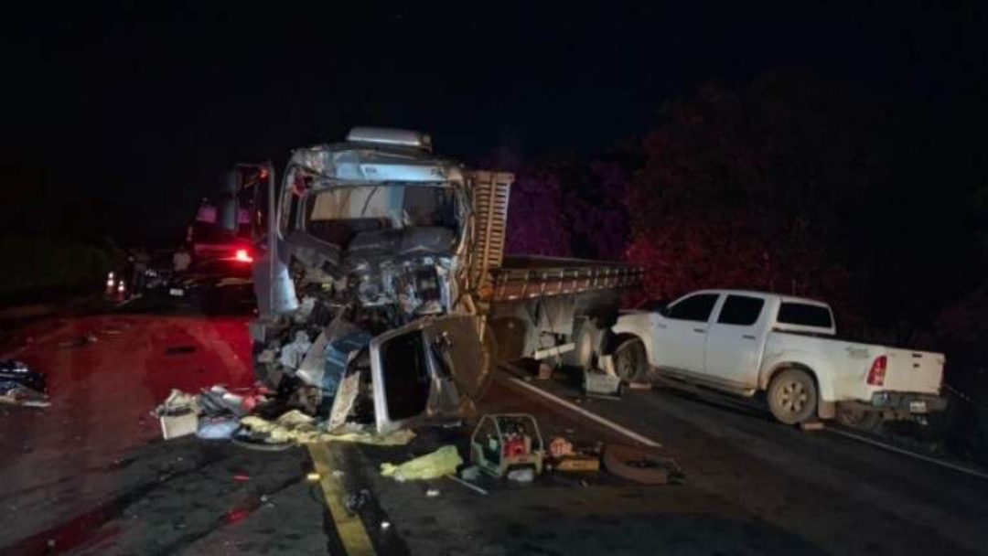 Colis&atilde;o entre caminh&otilde;es e Hilux deixa um morto e tr&ecirc;s feridos na BR-163  