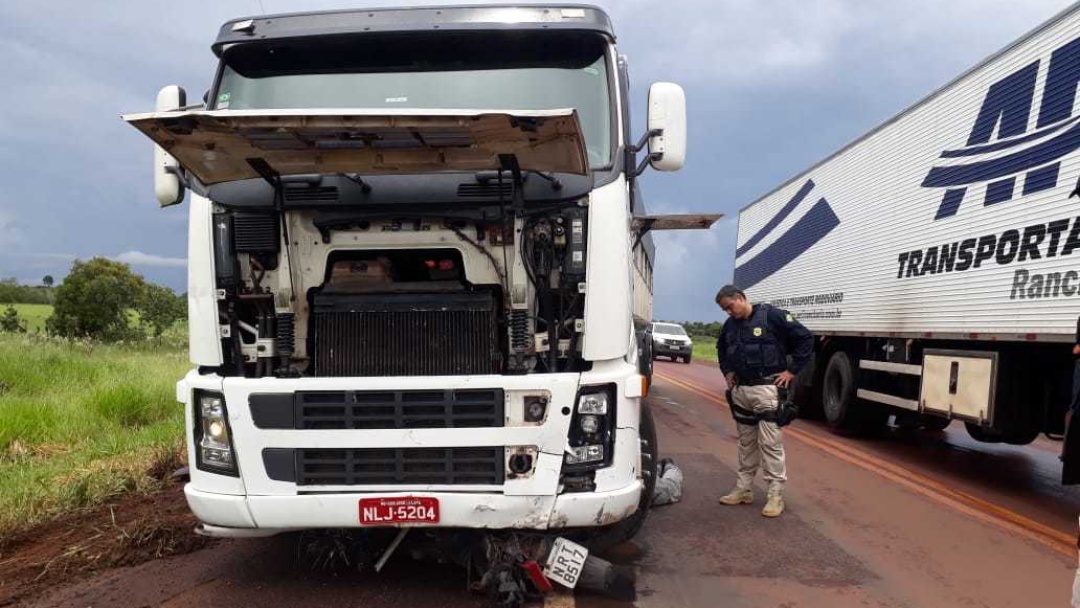 Motociclista vai parar debaixo de caminh&atilde;o durante convers&atilde;o e morre na BR-262