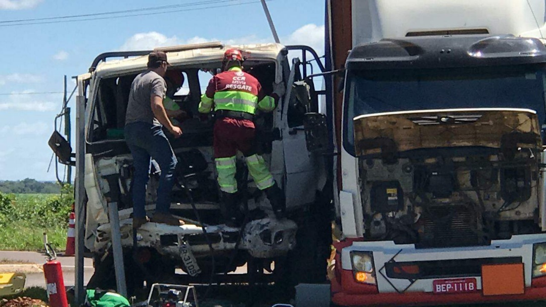 Caminhoneiro fica preso &agrave;s ferragens em acidente com carga explosiva