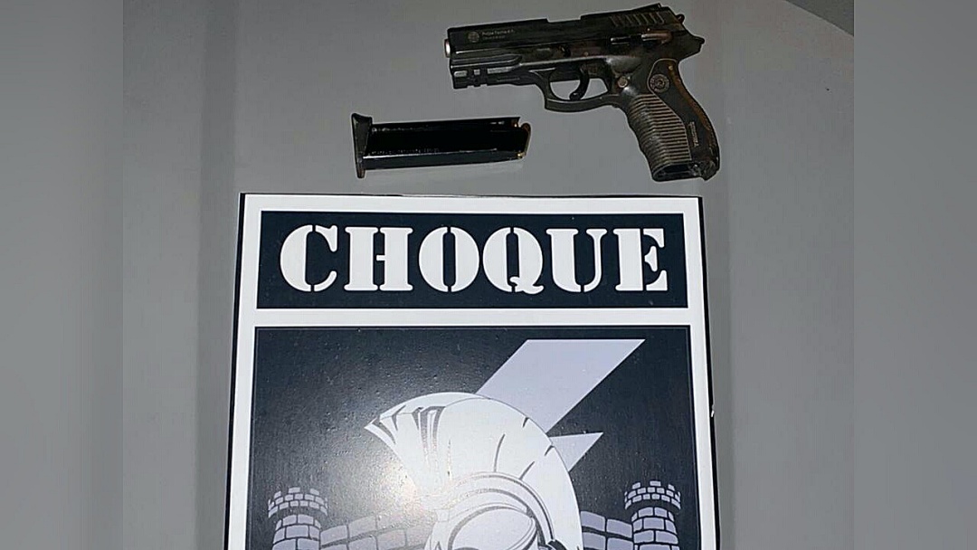 Homem &eacute; preso pelo Choque ao ser flagrado com arma de fogo em Sidrol&acirc;ndia