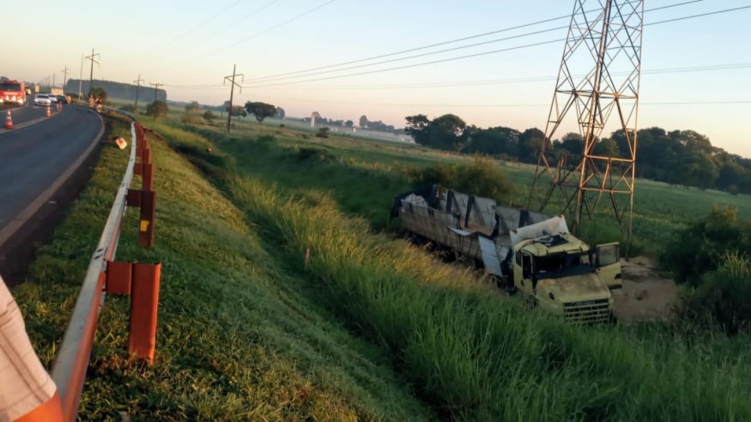 Dois v&atilde;o para o HV ap&oacute;s colis&atilde;o entre carreta e carro na BR-163