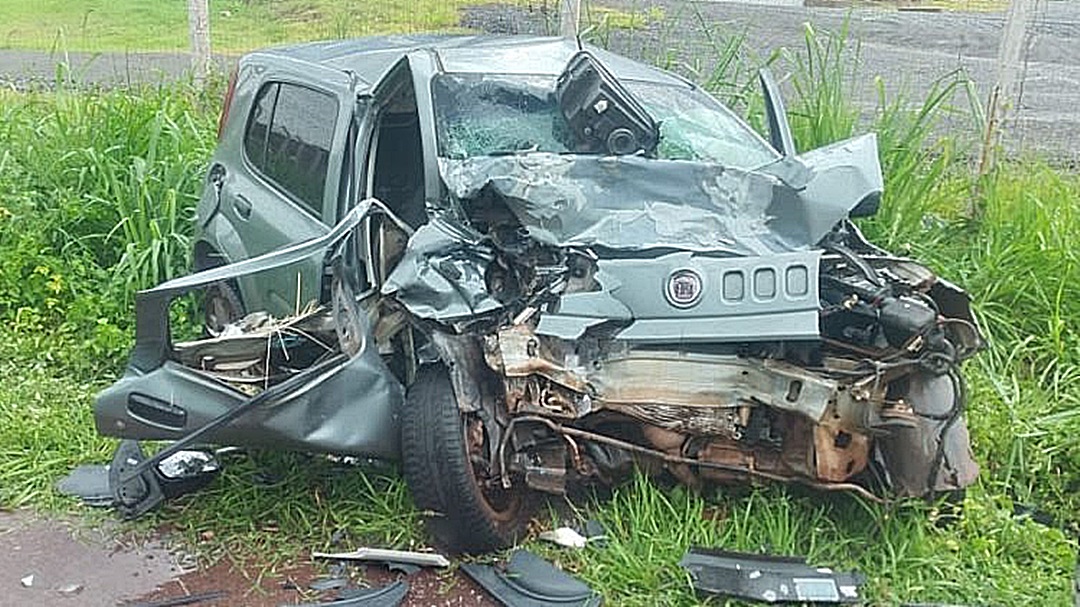 Adolescente de 17 anos morre depois de carro bater de frente contra camionete em rodovia