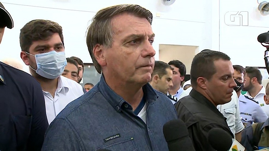 Bolsonaro diz que aux&iacute;lio emergencial deve ser estendido por '3 ou 4 meses'