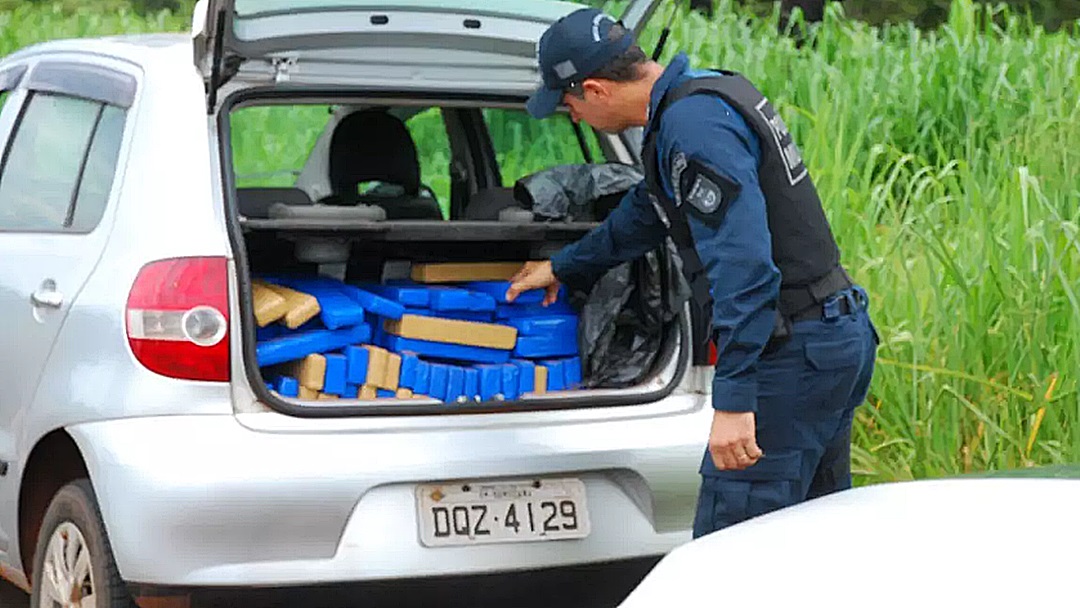 Mulher tenta atropelar policial e &eacute; presa com 246 Kg de drogas