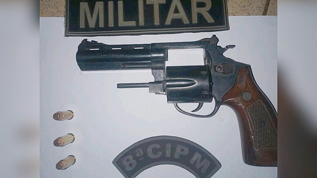 PM prende homem e apreende arma de fogo em Sidrol&acirc;ndia