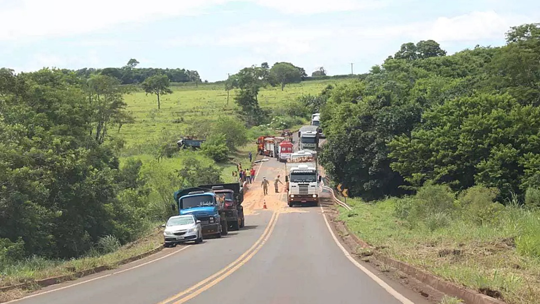 Pneu estoura, colegas de trabalho batem caminh&otilde;es de frente e um deles morre