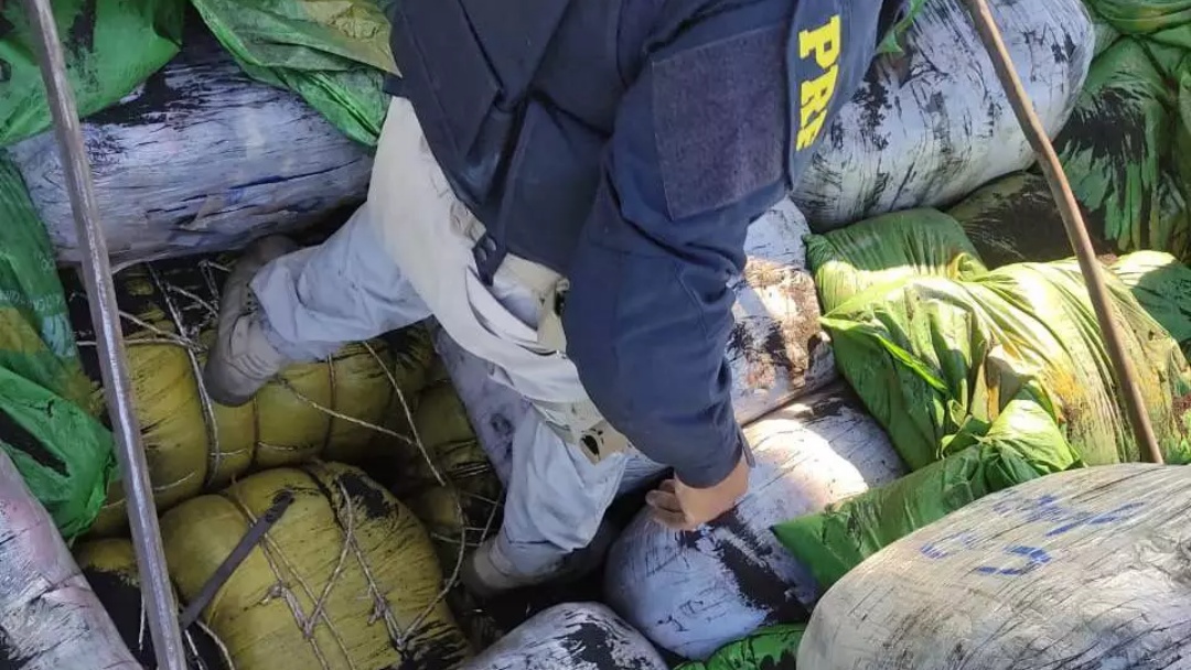 PRF apreende carreta com 20 toneladas de contrabando