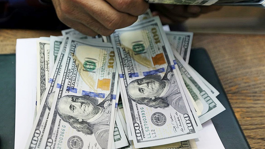 Dólar encosta em R$ 5,45 com tensões no Brasil e no exterior