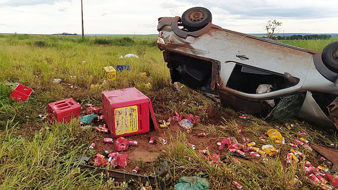 Adolescente de 15 anos morre após picape carregada de bebidas sair da pista e capotar em rodovia