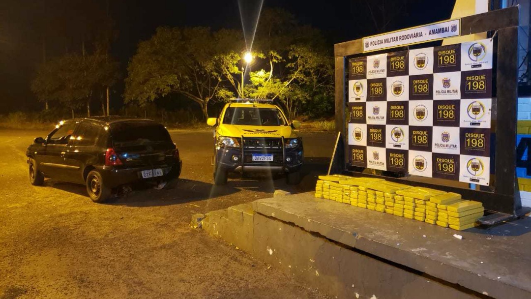 Durante perseguição, motorista abandona carro com 100 kg de drogas em rodovia