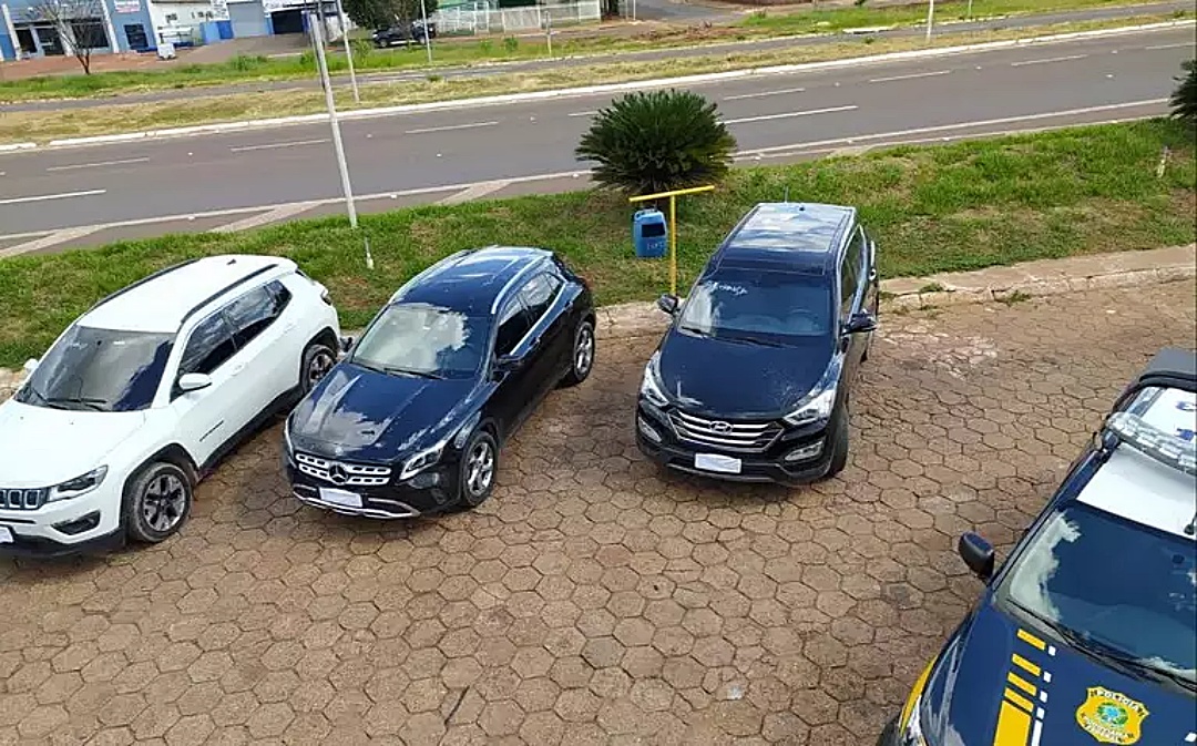 Motorista de caminhão cegonha é pego transportando 3 carros roubados