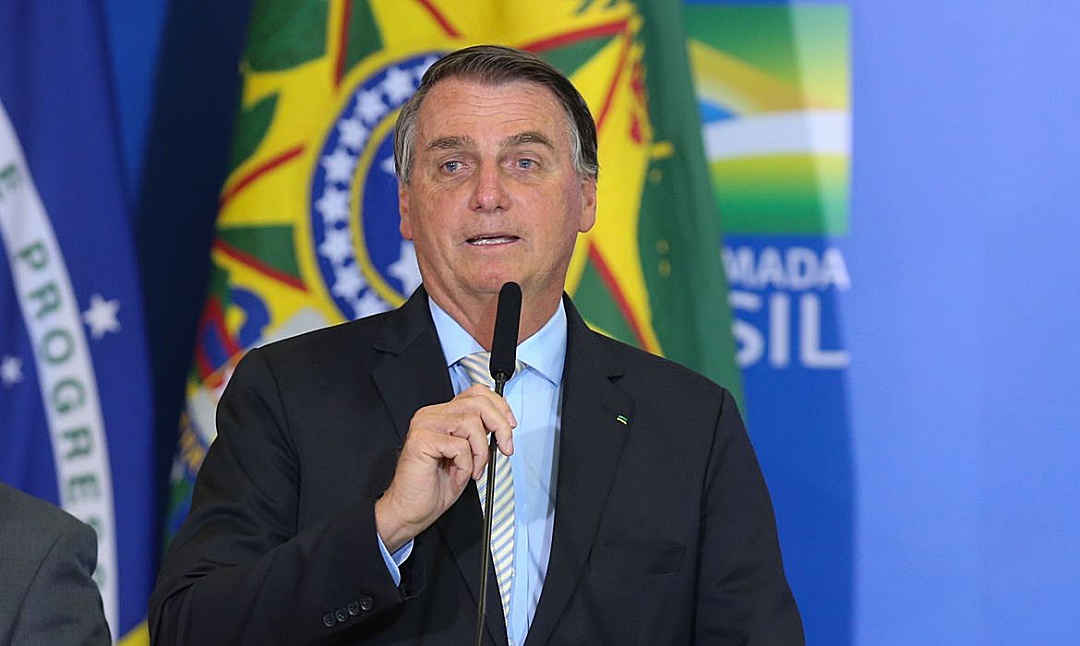 Bolsonaro zera PIS e Cofins do diesel e do g&aacute;s de cozinha