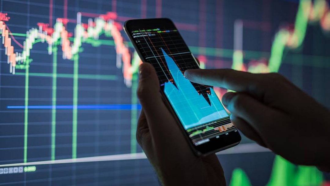 Bolsa cai, e d&oacute;lar bate R$ 5,70 ap&oacute;s governo elevar imposto de bancos