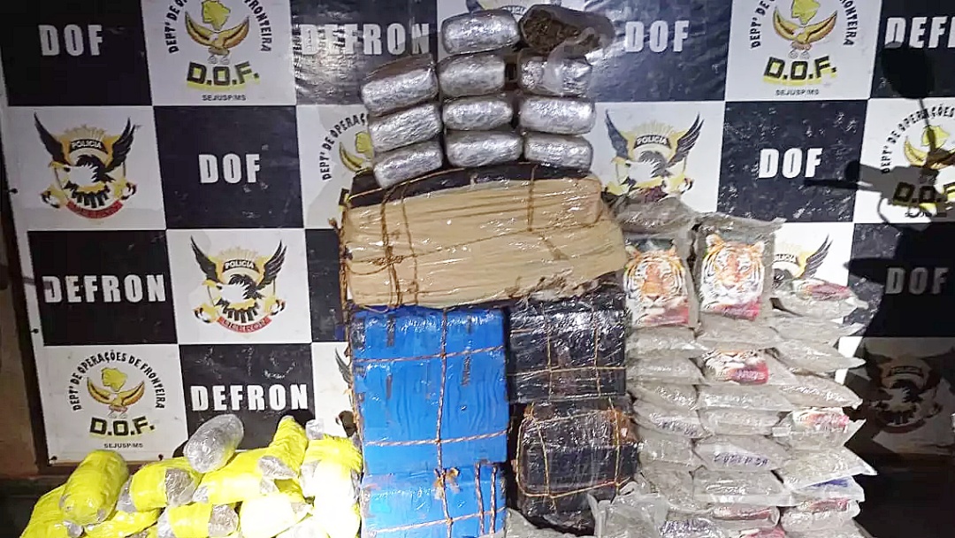 Traficantes fogem da pol&iacute;cia e abandonam motos com 250 quilos de drogas