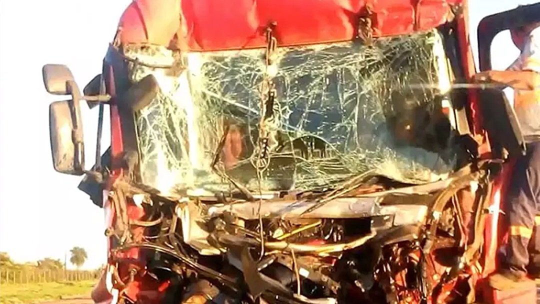 Homem morre e caminh&atilde;o fica destru&iacute;do ap&oacute;s acidente na BR-163  